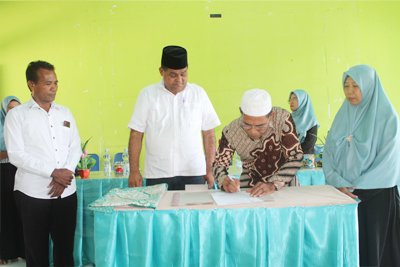 Penandatanganan berita acara serah terima oleh Kepala Madrasah, Drs. H. Jamin Muhammad Nur, M.Pd
