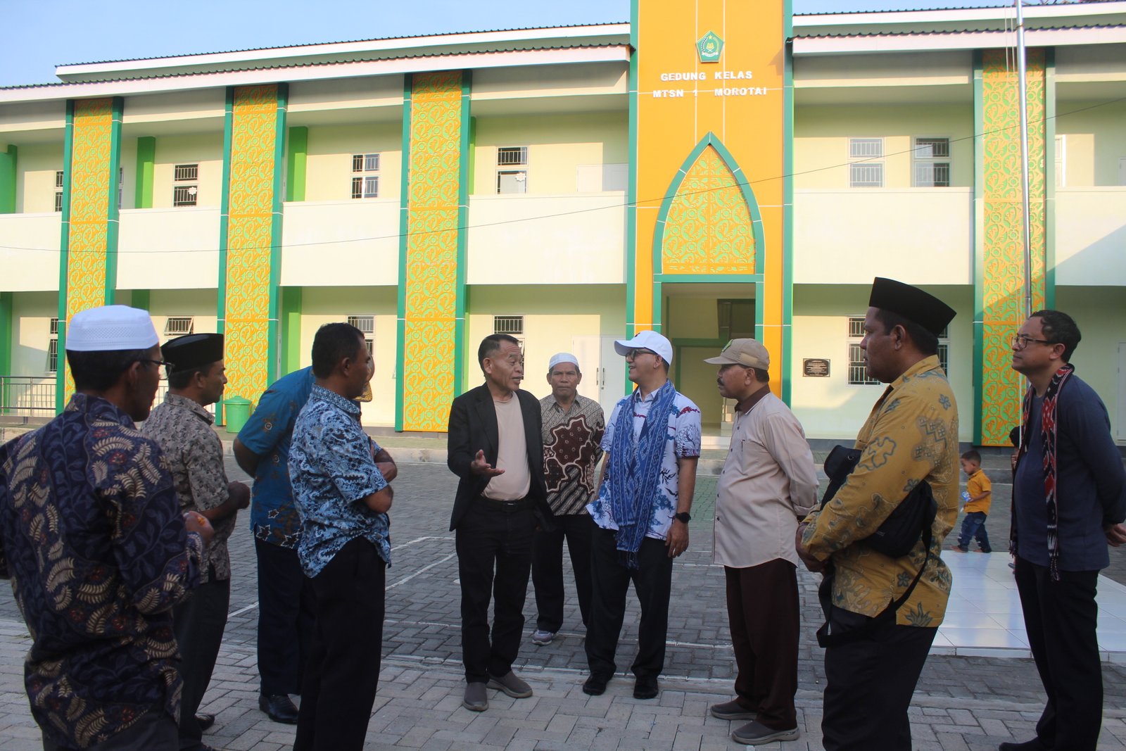 Karo Prencanaan Sekjen Kemenag RI, H. Ramdhan Harisman, S.T., M.B.A., dan rombongan meninjau bangunan SBSN MTs Negeri 1 Morotai