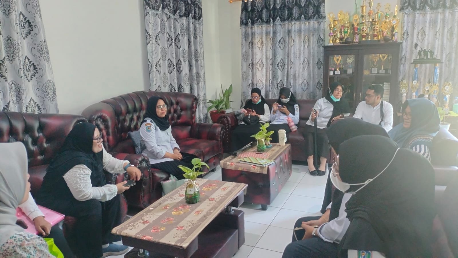 Kepala Madrasah menerima kunjungan petugas Puskesmas Daruba